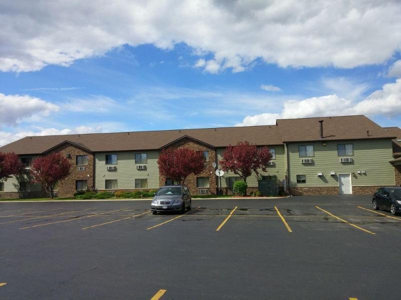 Super 8 By Wyndham Dekalb Il Hotel Exterior photo