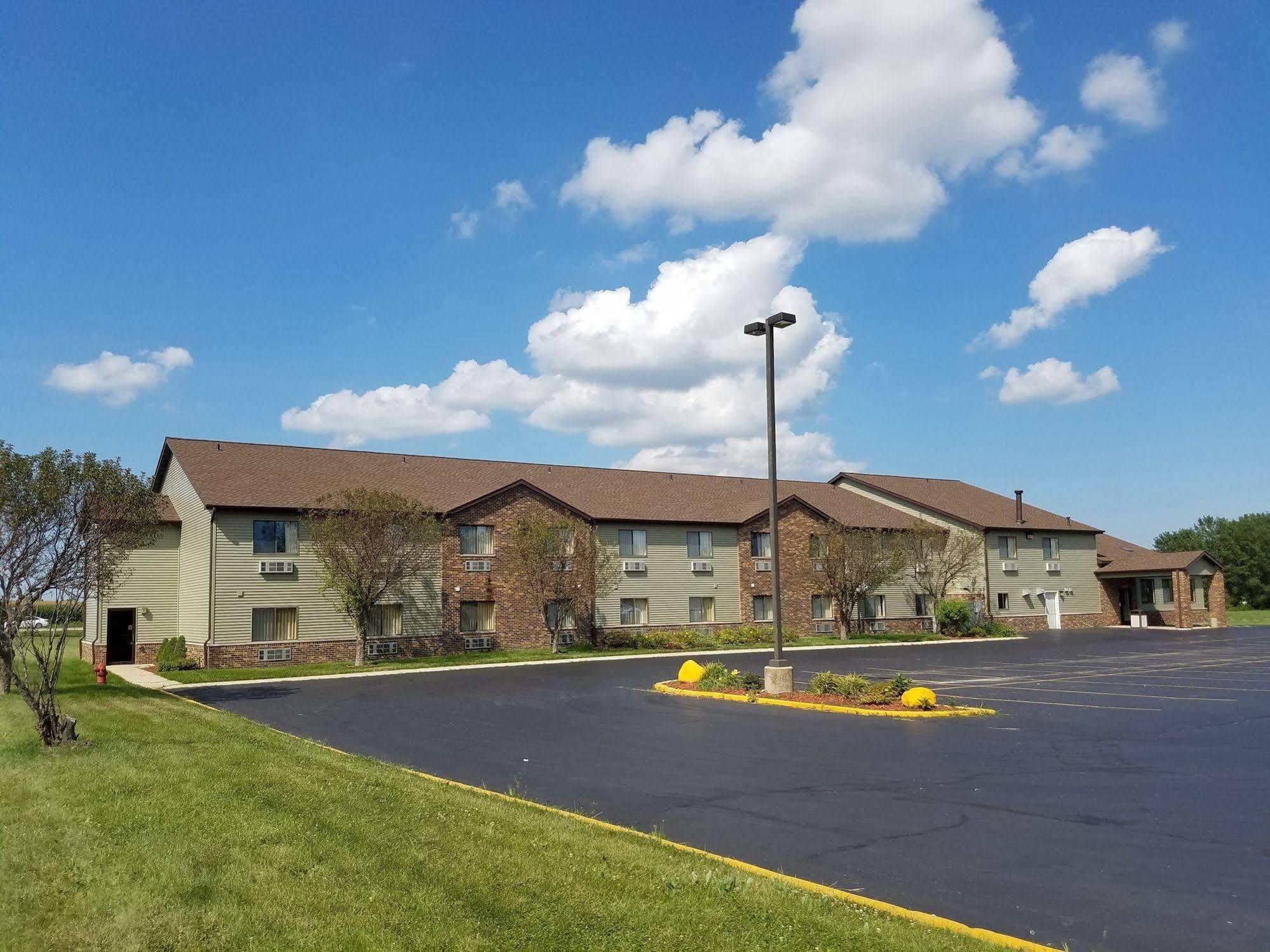 Super 8 By Wyndham Dekalb Il Hotel Exterior photo