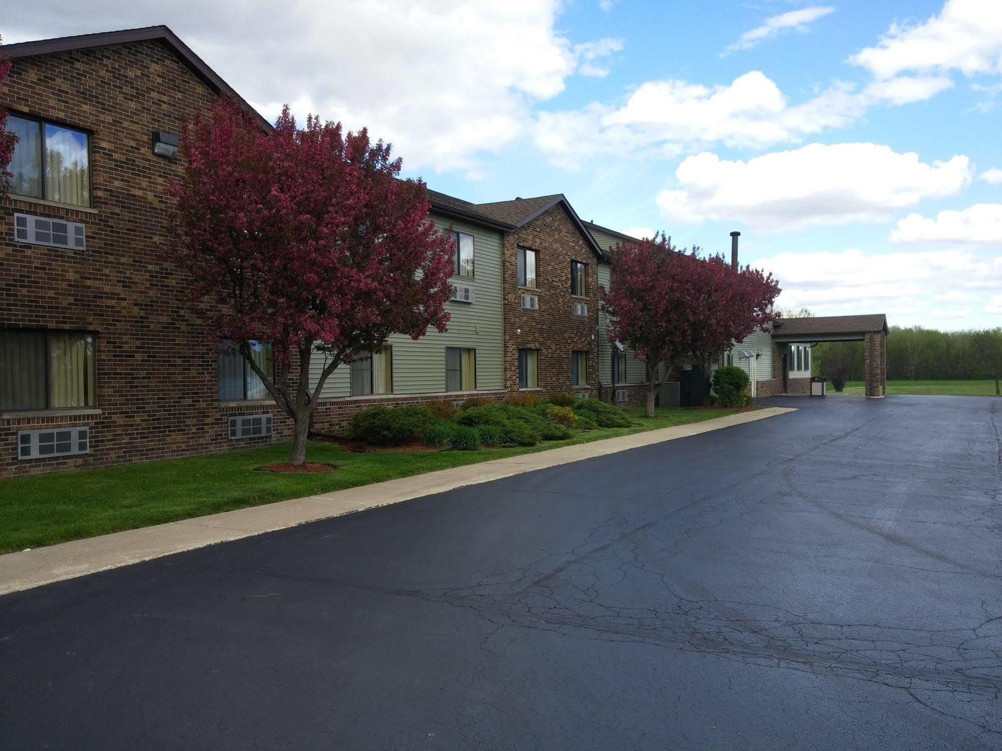 Super 8 By Wyndham Dekalb Il Hotel Exterior photo